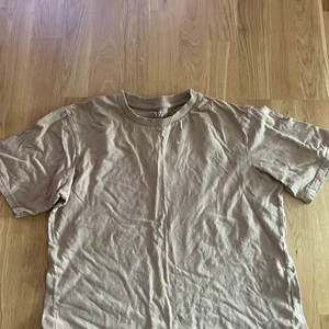 Beige t shirt - Beige t shirt från lager 157. I storlek S , normal i storleken