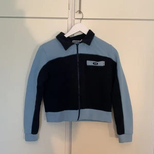 Zipup kofta - Skitsöt kofta med dragkedja i ljus- och mörkblå. Lite croppad med en ficka på ena bröstet. Jättemjuk och skön på insidan 💙