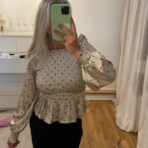 Blus  - Söt blus från asos 🤍 aldrig använd! Nypris 500kr