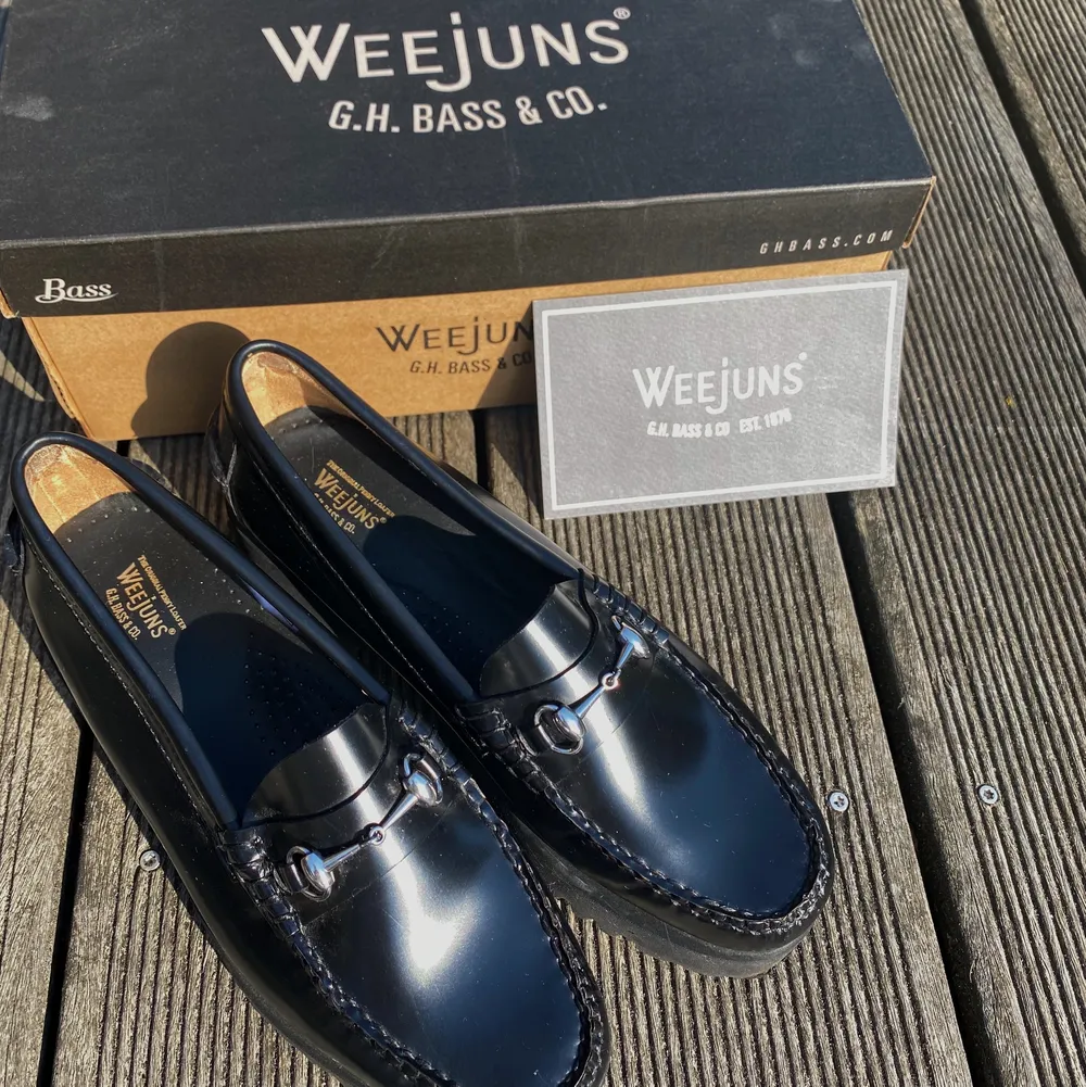 Säljer dessa söta helt nya Weejuns Loafers i storlek 38 🥰 Jag har bara använt dem 2 gånger och köpte dem från UO. Nypris går på 1999kr. Kan mötas upp i Ystad - Malmö annars får man stå för frakt själv 🥰. Skor.