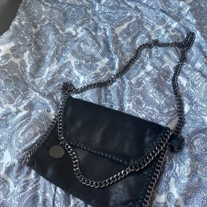 Svart väska - Helt oanvänd svart väska, köpte för 1 månad sedan och skulle nu vilja sälja. Jag vill inte ha den längre för att jag har andra väskor som jag gillar mer. 💗💗 skriv till mig om ni har några funderingar och om ni vill ha fler bilder 💗