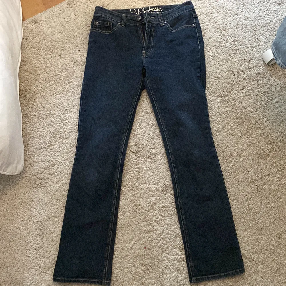 Säljer dessa snygga lågmidjade vintage jeans pga att de tyvärr inte kommer till användning. De är i mycket bra skick! Köparen står för frakt. Jeans & Byxor.