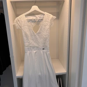 Vit klänning - Endast använd en gång