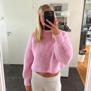 Rosa stickad tröja - Super fin rosa stickad tröja från zara som e lite kortare i modellen med en liten större arm. Lite nopprig 