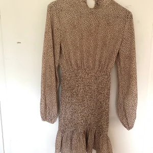 Beige klänning - Beige klänning i storlek S. Kontakta mig vid köp💕