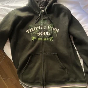Grön hoodie - En jätte fin grön tröja som jag köpte på plick! Tyvärr får jag ingen användning av den så det är därför jag säljer! Den har rhinestones och inga hål elr nått. Fina detaljer och luvan är silke innanför!❤️