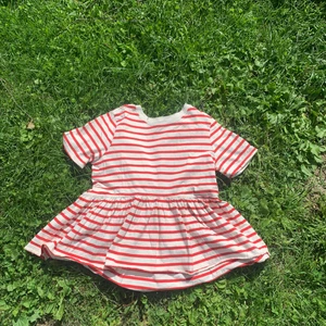 Röd och vit randig tröja från Zara🌸 - Säljer denna snygga tröja från zara för att den inte kom till så mycket användning, jag har köpt den här på Plick:) Tröjan är i storlek s🤩