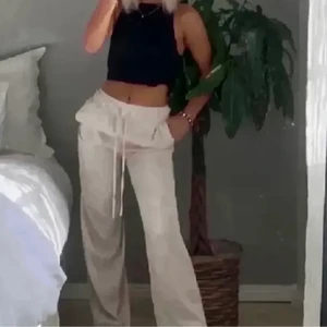 strl:s - super fina linnebyxor från H&M perfekt nu i sommar❤️nästan aldrig använda, bra skick❤️linnebyxorna är beiga så alla vet❤️