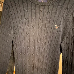 Gant tröja - Söljer min marinblåa stickade gant tröja i storlek S men passar även en M. Den är i fin skick och använd några gånger.