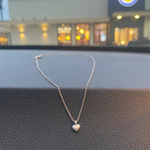 Hjärt halsband - Säljer detta ur snygga halsband från pilgrim! Är ganska kort går därför bra att matcha med andra halsband. Säljs för 220kr inkl frakt