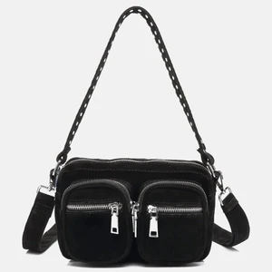 Noella väska svart - Jättefin väska, långa bandet och dustbag följer med! Använd så skriv för egna bilder!🫶🏼