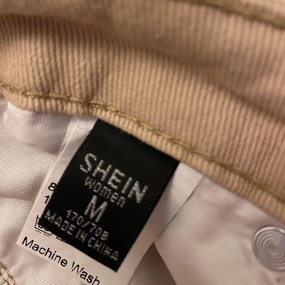 Vida beiga jeans från SHEIN, aldrig använda. Storlek M, Nypris 150 kr säljes för 80 kr+frakt . Jeans & Byxor.