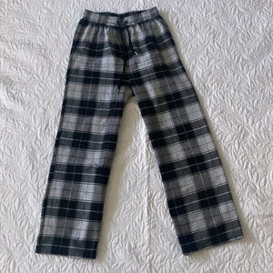 Rutiga pyjamas byxor  - Säljer dessa fina rutiga pyjamas byxorna! De är helt nya och oanvänd, de är i storlek S och säljer de för 50kr + frakt. Vill bli av med de så fort som möjligt så om du är intresserad eller har frågor är det bara att skriva💗 köp sker via chatt💞