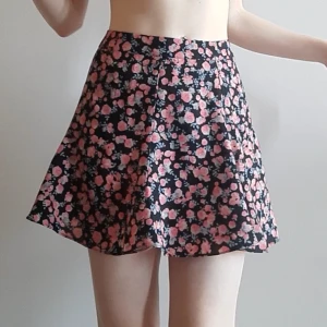 Kjol fr. H&M - Supersöt kjol från hm. Säljer då den tyvärr (😭) blivit för liten, men superfint skick!  Dragkedja på sidan. Stl XS/ 34. Bara skriva för fler bilder/frågor🥰 