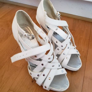 Vita högklackade skor (strl38) - Vita högklackade skor. Väl använda. Något skitiga/slitna i klacken annars bra skick. Storlek 38.