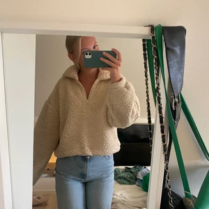 Kofta  - Världens mysigaste korta från BikBok. Säljer då den tyvärr inte kommit till så mycket användning. Använd ett fåtal gånger så den är i ett mycket bra skick. Mysigaste tröjan jag ägt!!🤍🤍