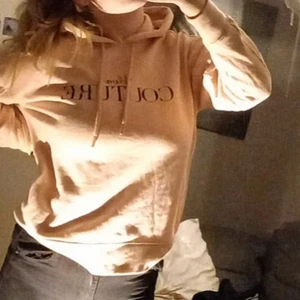 Smits rosa hoodie. - En rosa smutsfärgad hoodie. Köpte den för jätte länge sen men den va bortglömd o hittade den för några dagar sen. Tycker den är jätte fin men väljer ändå att sälja. 😊 skriv för mera information. Säljer den billigt för att den är väldigt gammal.🥰
