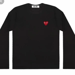 CDG tröja - Säljer denna fina tröja från CDG, köpt på nk! Storlek XL men väldigt liten i storlek! Passar på mig som i vanliga fall har S men passar olika beroende på hur man vill att den ska sitta! Skriv för fler bilder! 💙
