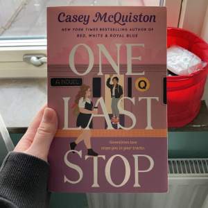 Den populära boken One last stop av Casey McQuiston 💜💗💙🚂🚆