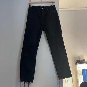 Säljer dessa svarta raka jeans som jag köpte på Primark i London