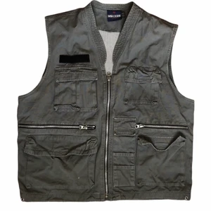 Grå Fotoväst - Riktigt nice grå vintage fotoväst från beyond retro med många fickor och ett kardborreband där man kan sätta patches. Säljer pga att jag har växt ur den. Bra kvalitet!Strl 170/176 men den sitter som S/M. Kontakta för frågor eller bilder