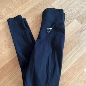 Gymshark leggings 🤍 - Fina gymsharks i bra skick, använd ett par gånger. Finns fickor på sidorna så väldigt praktisk! Pris är inkl frakt 🤍