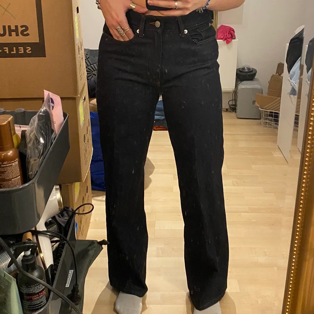 Säljer dessa lågmidjade oanvända jeans från H&M i storlek 38 för 200kr! Längden är perfekt på mig som är 168cm!. Jeans & Byxor.