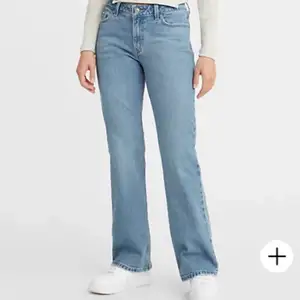 Lågmidjade jeans från Levis. Storlek 29😄 säljer då dom är för små för mig. Använda en gång. 