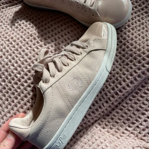 Fred Perry skor - Ett par Fred Perry skor i färgen beige/rosa endast använda en gång! Säljer pga att de är för små för mig annars tycker jag de är superfina! Ny pris är 899kr men säljer för 199kr!💓