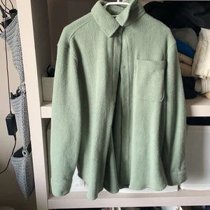 Grön fleece - Fleece i storlek S från weekday, knappt använd
