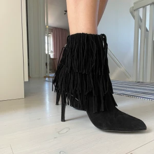Klackskor med fransar Zara storlek 38  - Såååå snygga klackar från zara i storlek 38. Köpta för ganska längesen så inte så många som har dessa. Världens snyggaste skor till utgång eller vardag💘🤝. Kan kläs med både klänning och jeans. Säljs pga fel storlek😩❤️ Vekligen såååå fina! 