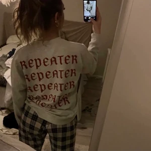 Grå sweatshirt  - Säljer min tröja med tryck på ryggen från bikbok💞💞💞💞 M men sitter som s 