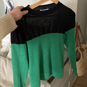 Tröja långärmad  - En långärmad grönglittrig tröja från Other Stories, nästan aldrig använd 
