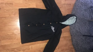 Vind jacka från the hundreds - Jacka är helt i nyskick bara testad 2 gånger. Lite Street stil på den. Ny priset ligger runt 1000-1200