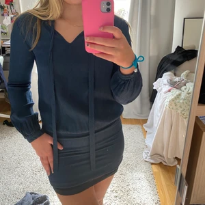 Blå klänning - Mörkblå långärmad klänning! Supersnygg knappt använd