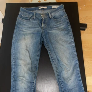 Levis jeans  - Levis jeans i mellanblå färg, storlek 27. Modell 710 super skinny. Köpa för cirka 800kr