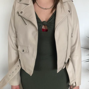 Skinnjacka från Zara - Köpt på Zara våren 2020, men nästan aldrig använd så i princip i nyskick. Köparen står för frakten.