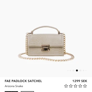 Beige väska med kedja  - Beige väska ifrån ideal of Sweden som är helt oanvänd och i ny skick. Köpt för 1299kr säljs för 500kr