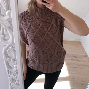 Stickad T-shirt/ väst - Stickad t-shirt/ väst från NAKD. Använd ca 3 gånger. Lite tjockare stickat. Storlek XXS/XS men passar upp till M.