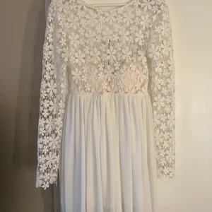 Studentklänning/skolavslutning  - En vit klänning med spetsblommor, en perfekt klänning till student eller skolavslutning, använd 1 gång så är iprincip i nyskick. Köptes på dm 2017 så finns inte kvar. Storlek xs men passar mig som är en S och är 168cm. 