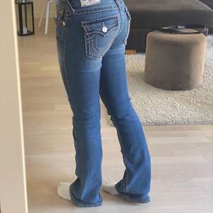 BUD : 750!! Lågmidjade true religion jeans som passar 34! Jag är ca 165💕 väldigt stretchiga! Säljer endast vid bra bud då jag inte är säker på om jag vill sälja!
