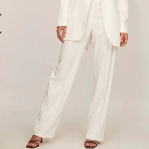 Relaxed Mid Waist Suit Pants - Jag skulle ha den till min student i år men den var för lång och hitta andra byxor innan jag hann sy upp den :) Jag är 158 cm och den var för lång skulle passa någon som är längre än 170 cm. Den är helt ny från NA-KD köp för 549 kr därav priset. Vid intresse skriv om ni vill ha fler bilder!