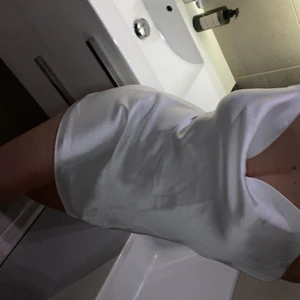 Vit klänning - Säljer fina silkesklänning på grund av att jag aldrig fått användning för den🤍( den är lite kort på mig som är ungefär 170cm) men annars är det är superfin klänning