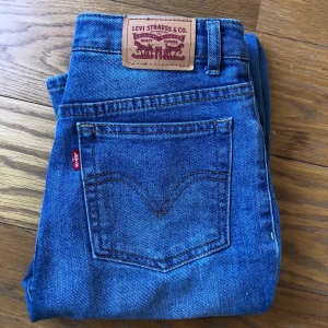 Levis jeans - Levis jeans 🤩🙌🏻 de är som i storlek 34 men de är barn storlek (170)💓 använda fåtal gånger och i superbra skick 🙈 200kr plus frakten som kostar 66kr.