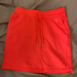 Rosa kjol  - mörkrosa kjol från gant! kan anpassas efter hur man vill ha den i midjan. skriv för bilder/mått/detaljer, pris kan diskuteras! 💋