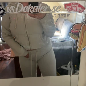 Lexinton mjukisset - Säljer mitt mjukisset som är ifrån Lexington. Stolek L. Det är i bra skick och inte använda så mycket. Diskutera pris och frakt med mig. Nypris för setter är runt 1600 och då kostar delarna 800kr st. Säljer sättet för 150. Går alltid att pruta! 