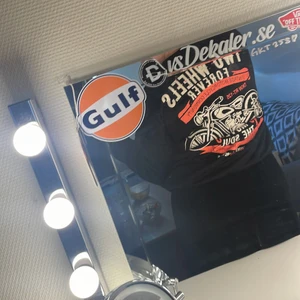 Tröja  - Säljer denna tröja eftersom jag inte använder den längre, den är i super bra skick och inte alls utsliten. Köpt på shein och är i stolek L men sitter som en M. Har även ett tryck med en motorcykel på ryggen (be om bild om du vill se bättre). Hel svart där fram. Skit snygg tröja överlag!! Vill bli av med allt därav säljer jag billigt! Diskutera pris med mig, det går alltid att komma fram till något som passar dig! 