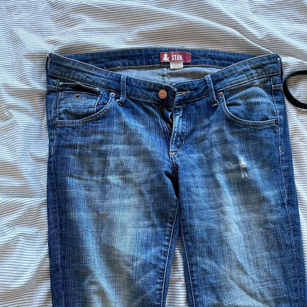 Låmidjade jeans från hm, rätt gamla men knappt använda. Skulle säga en storlek 38 och rätt långa i benen. Når ner precis till golvet på mig som är 173. Köparen står för frakt.. Jeans & Byxor.