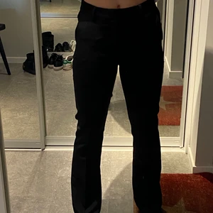 Kostymbyxor  - Snygga kostymbyxor från Bik Bok. De är perfekta i längden för mig som är 167 men har aldrig kommit till användning, helt nya med lappen kvar! Köparen står för frakt💕