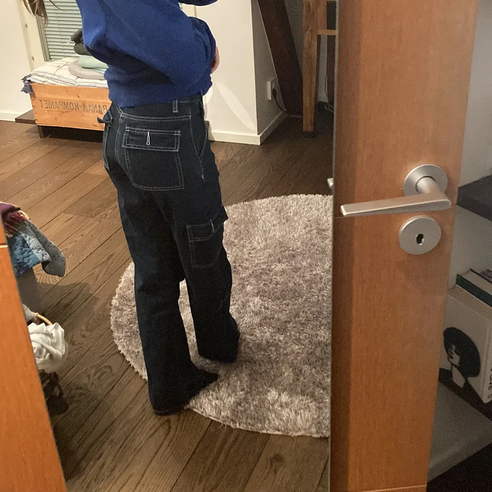 Ett par jeans med balla fickor och kontrastsömmar . Jeans & Byxor.